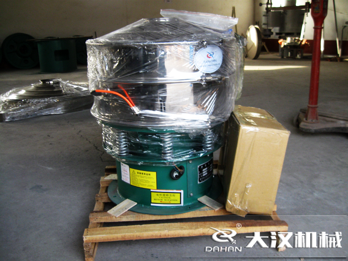 三氯蔗糖粉超聲波振動(dòng)篩采用不銹鋼+碳鋼材質(zhì)的產(chǎn)品能夠更好的節(jié)省成本，同時(shí)能夠達(dá)到想要的篩分效果。
