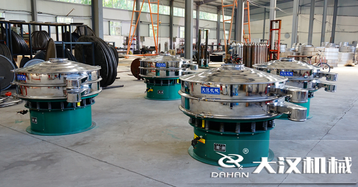 磨料振動(dòng)篩的工作原理：是由直立電機(jī)作為激振源，用來(lái)幫助物料進(jìn)行運(yùn)動(dòng)并且實(shí)現(xiàn)，理想的分級(jí)除雜效果。