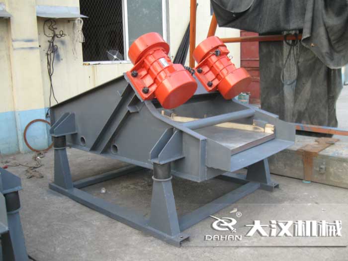 礦用振動(dòng)篩采用優(yōu)質(zhì)的錳鋼材質(zhì)，主要特點(diǎn)就耐磨性強(qiáng)，對(duì)于礦用振動(dòng)篩來(lái)說(shuō)其，耐磨性是非常重要的。